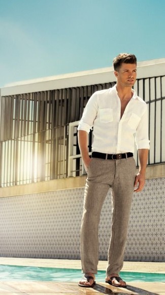 Leinen Anzughose kombinieren – 4 Casual Herren Outfits: Kombinieren Sie ein weißes Langarmhemd mit einer Leinen Anzughose für eine klassischen und verfeinerte Silhouette. Fühlen Sie sich ideenreich? Ergänzen Sie Ihr Outfit mit dunkelbraunen Ledersandalen.