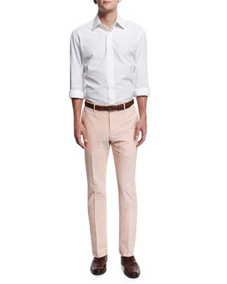 Rosa Anzughose kombinieren – 24 Herren Outfits: Kombinieren Sie ein weißes Langarmhemd mit einer rosa Anzughose für einen stilvollen, eleganten Look. Vervollständigen Sie Ihr Look mit dunkelbraunen Leder Derby Schuhen.