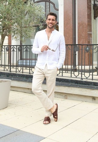 Braune Ledersandalen kombinieren – 217 Herren Outfits: Kombinieren Sie ein weißes Langarmhemd mit einer hellbeige Chinohose, um einen lockeren, aber dennoch stylischen Look zu erhalten. Fühlen Sie sich mutig? Ergänzen Sie Ihr Outfit mit braunen Ledersandalen.