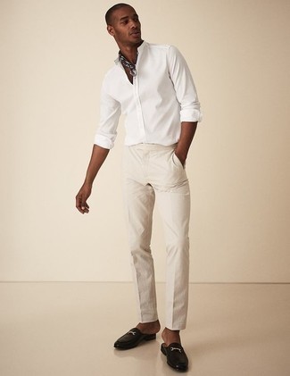 Bandana kombinieren – 500+ Herren Outfits warm Wetter: Entscheiden Sie sich für Komfort in einem weißen Langarmhemd und einem Bandana. Fühlen Sie sich mutig? Entscheiden Sie sich für schwarzen Leder Slipper.