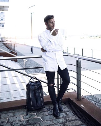 Wie weißes Langarmhemd mit schwarzer Jeans zu kombinieren – 64 Sommer Herren Outfits: Für ein bequemes Couch-Outfit, vereinigen Sie ein weißes Langarmhemd mit schwarzen Jeans. Fühlen Sie sich ideenreich? Ergänzen Sie Ihr Outfit mit schwarzen Chelsea Boots aus Leder. Dieser Look ist ideal für den Sommer geeignet.