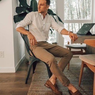 Braune Wildleder Slipper kombinieren – 500+ Smart-Casual Herren Outfits: Kombinieren Sie ein weißes Langarmhemd mit beige Jeans für ein bequemes Outfit, das außerdem gut zusammen passt. Setzen Sie bei den Schuhen auf die klassische Variante mit braunen Wildleder Slippern.