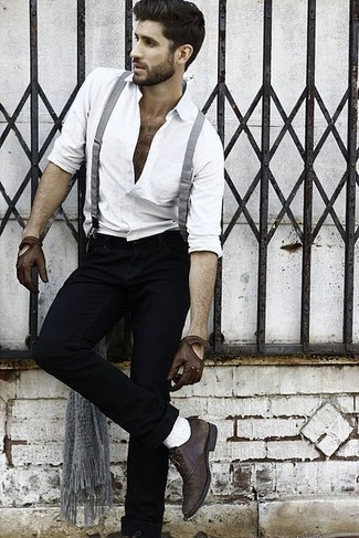 Hosenträger kombinieren – 416 Herren Outfits: Kombinieren Sie ein weißes Langarmhemd mit einem Hosenträger für einen entspannten Wochenend-Look. Fühlen Sie sich mutig? Komplettieren Sie Ihr Outfit mit dunkelbraunen Leder Oxford Schuhen.