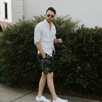 30 Jährige: Bedruckte Shorts kombinieren – 60 Casual Herren Outfits: Kombinieren Sie ein weißes Langarmhemd mit bedruckten Shorts für ein bequemes Outfit, das außerdem gut zusammen passt. Ergänzen Sie Ihr Look mit weißen Segeltuch niedrigen Sneakers.