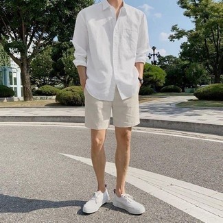 20 Jährige: Wie weiße Schuhe mit grauer Shorts zu kombinieren – 62 Herren Outfits: Kombinieren Sie ein weißes Langarmhemd mit grauen Shorts für einen bequemen Alltags-Look. Weiße Segeltuch niedrige Sneakers sind eine gute Wahl, um dieses Outfit zu vervollständigen.