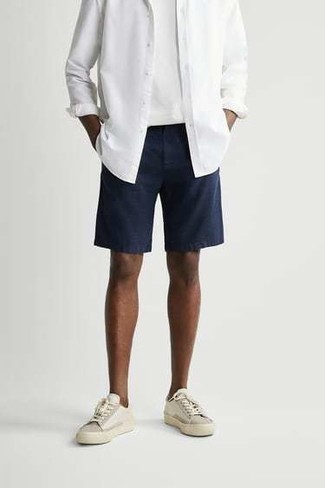 Dunkelblaue Shorts kombinieren – 804+ Herren Outfits: Kombinieren Sie ein weißes Langarmhemd mit dunkelblauen Shorts, um mühelos alles zu meistern, was auch immer der Tag bringen mag. Weiße Segeltuch niedrige Sneakers sind eine kluge Wahl, um dieses Outfit zu vervollständigen.