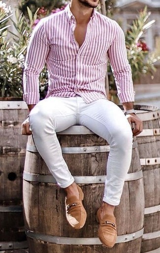 Wie enge Jeans mit Slipper zu kombinieren – 150 Sommer Herren Outfits: Kombinieren Sie ein weißes und rotes vertikal gestreiftes Langarmhemd mit engen Jeans für einen entspannten Wochenend-Look. Putzen Sie Ihr Outfit mit Slippern. Ein trendiges Sommer-Outfit.