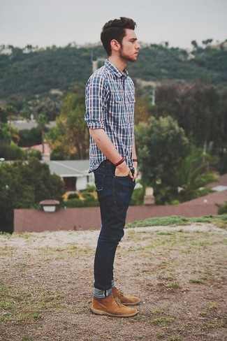 Dunkelblaue enge Jeans kombinieren – 500+ Herren Outfits: Ein weißes und rotes und dunkelblaues Langarmhemd mit Schottenmuster und dunkelblaue enge Jeans sind eine perfekte Wochenend-Kombination. Fühlen Sie sich mutig? Vervollständigen Sie Ihr Outfit mit rotbraunen Chukka-Stiefeln aus Wildleder.