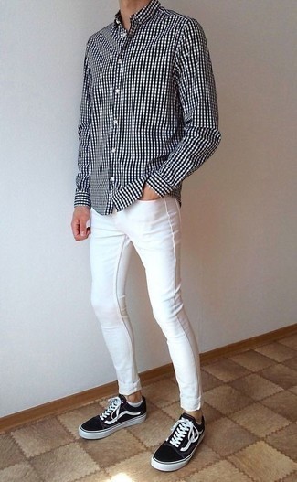 Weißes und braunes Langarmhemd mit Vichy-Muster kombinieren – 248 Herren Outfits: Entscheiden Sie sich für ein weißes und braunes Langarmhemd mit Vichy-Muster und weißen enge Jeans für einen entspannten Wochenend-Look. Fühlen Sie sich mutig? Wählen Sie schwarzen und weißen Segeltuch niedrige Sneakers.