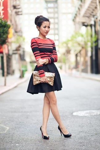 Paillettentaschen kombinieren – 75 Damen Outfits: Vereinigen Sie ein rotes und schwarzes horizontal gestreiftes Langarmshirt mit Paillettentaschen für einen modernen lässigen City-Look. Schwarze Leder Pumps sind eine gute Wahl, um dieses Outfit zu vervollständigen.