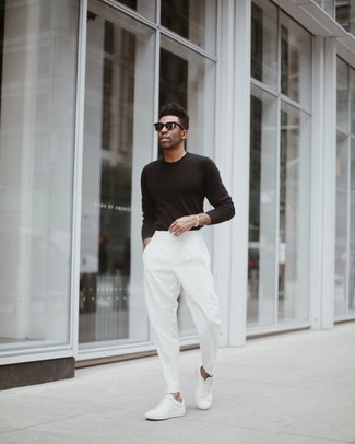 Weiße Chinohose kombinieren – 500+ Casual Herren Outfits: Kombinieren Sie ein schwarzes Langarmshirt mit einer weißen Chinohose, um mühelos alles zu meistern, was auch immer der Tag bringen mag. Weiße Segeltuch niedrige Sneakers sind eine gute Wahl, um dieses Outfit zu vervollständigen.