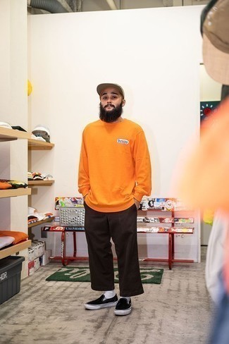 Orange Langarmshirt kombinieren – 28 Herren Outfits: Kombinieren Sie ein orange Langarmshirt mit einer dunkelbraunen Chinohose, um einen lockeren, aber dennoch stylischen Look zu erhalten. Vervollständigen Sie Ihr Look mit schwarzen Slip-On Sneakers aus Segeltuch.