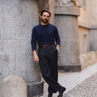 Dunkelbraunen Ledergürtel kombinieren – 500+ Herren Outfits: Vereinigen Sie ein dunkelblaues Langarmshirt mit einem dunkelbraunen Ledergürtel für einen entspannten Wochenend-Look. Fühlen Sie sich mutig? Komplettieren Sie Ihr Outfit mit dunkelbraunen Leder Slippern mit Quasten.