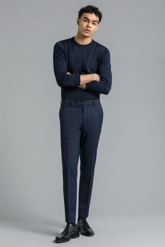 Dunkelblaue Socken kombinieren – 500+ Herren Outfits: Ein dunkelblaues Langarmshirt und dunkelblaue Socken vermitteln eine sorglose und entspannte Atmosphäre. Fügen Sie schwarzen Leder Derby Schuhe für ein unmittelbares Style-Upgrade zu Ihrem Look hinzu.