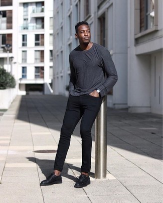 Dunkelgraues Langarmshirt kombinieren – 261 Herren Outfits: Vereinigen Sie ein dunkelgraues Langarmshirt mit schwarzen engen Jeans für einen entspannten Wochenend-Look. Heben Sie dieses Ensemble mit schwarzen Leder Oxford Schuhen hervor.