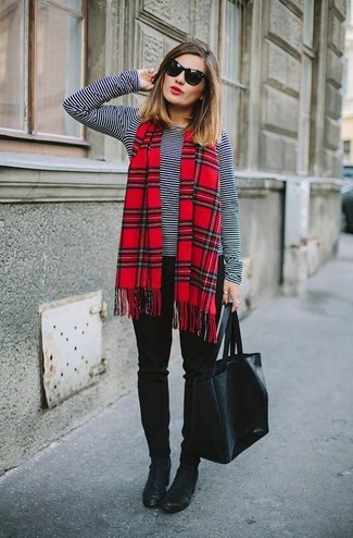 roter Schal mit Schottenmuster von Chanel