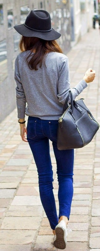 Graues Langarmshirt kombinieren – 80 Damen Outfits: Diese Kombination aus einem grauen Langarmshirt und blauen engen Jeans schafft die richtige Balance zwischen einfachem Freizeit-Look und zeitgenössische Aussehen. Fühlen Sie sich mutig? Entscheiden Sie sich für weißen niedrige Sneakers.