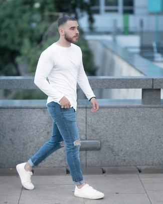 Blaue enge Jeans mit Destroyed-Effekten kombinieren – 384 Herren Outfits: Tragen Sie ein weißes Langarmshirt und blauen enge Jeans mit Destroyed-Effekten für einen entspannten Wochenend-Look. Fühlen Sie sich mutig? Vervollständigen Sie Ihr Outfit mit weißen Segeltuch niedrigen Sneakers.