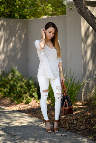 Weiße Jeans kombinieren – 571+ Damen Outfits: Wenn Sie einen entspannten Look schaffen müssen, vereinigen Sie ein weißes Langarmshirt mit weißen Jeans. Braune Leder Sandaletten sind eine ideale Wahl, um dieses Outfit zu vervollständigen.