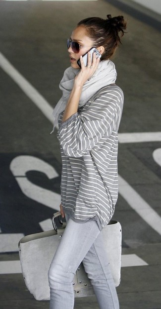 Jessica Alba trägt graues horizontal gestreiftes Langarmshirt, graue enge Jeans, graue Shopper Tasche aus Wildleder, grauer Schal