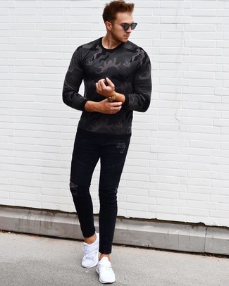 Graues Langarmshirt kombinieren – 261 Herren Outfits: Ein graues Langarmshirt und schwarze enge Jeans mit Destroyed-Effekten sind eine großartige Outfit-Formel für Ihre Sammlung. Weiße Sportschuhe fügen sich nahtlos in einer Vielzahl von Outfits ein.