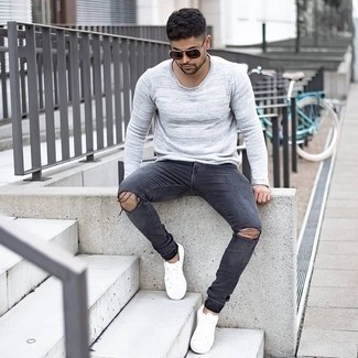 Wie dunkelgraue Jeans mit weißer niedriger Sneakers zu kombinieren – 351 Herren Outfits: Erwägen Sie das Tragen von einem grauen Langarmshirt und dunkelgrauen Jeans für einen entspannten Wochenend-Look. Dieses Outfit passt hervorragend zusammen mit weißen niedrigen Sneakers.