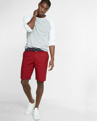 graues Langarmshirt, rote Shorts, weiße Leder niedrige Sneakers, dunkelblauer Segeltuchgürtel für Herren