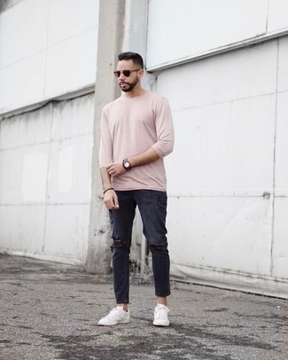 Weiße niedrige Sneakers kombinieren – 500+ Lässige Herren Outfits warm Wetter: Vereinigen Sie ein rosa Langarmshirt mit dunkelgrauen Jeans mit Destroyed-Effekten für einen entspannten Wochenend-Look. Vervollständigen Sie Ihr Outfit mit weißen niedrigen Sneakers, um Ihr Modebewusstsein zu zeigen.
