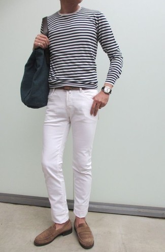 Weißes Langarmshirt kombinieren – 177 Smart-Casual Herren Outfits: Tragen Sie ein weißes Langarmshirt und weißen Jeans für einen entspannten Wochenend-Look. Beige Wildleder Slipper putzen umgehend selbst den bequemsten Look heraus.