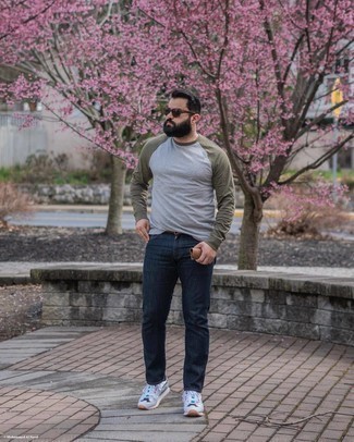 Dunkelgraues Langarmshirt kombinieren – 261 Herren Outfits: Entscheiden Sie sich für ein dunkelgraues Langarmshirt und dunkelblauen Jeans für ein bequemes Outfit, das außerdem gut zusammen passt. Fühlen Sie sich ideenreich? Wählen Sie graue Sportschuhe.