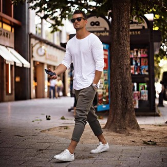 Weiße niedrige Sneakers kombinieren – 1200+ Herren Outfits: Kombinieren Sie ein weißes Langarmshirt mit einer grauen Jogginghose für einen entspannten Wochenend-Look. Fühlen Sie sich mutig? Vervollständigen Sie Ihr Outfit mit weißen niedrigen Sneakers.