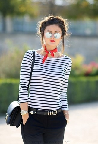 Roten Bandana mit Paisley-Muster kombinieren – 2 Damen Outfits: Diese Paarung aus einem weißen und schwarzen horizontal gestreiften Langarmshirt und einem roten Bandana mit Paisley-Muster ist eine ideale Option für einen entspannten Look.