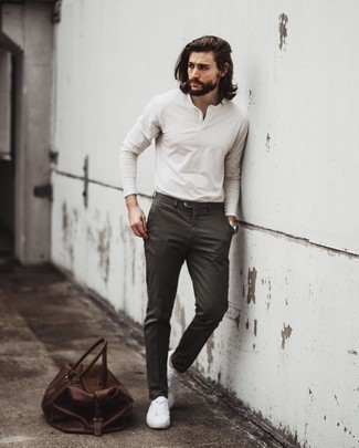 Braune Leder Sporttasche kombinieren – 154 Herren Outfits: Paaren Sie ein weißes Langarmshirt mit einer Knopfleiste mit einer braunen Leder Sporttasche für einen entspannten Wochenend-Look. Weiße Segeltuch niedrige Sneakers sind eine einfache Möglichkeit, Ihren Look aufzuwerten.