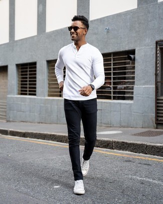 Weißes Langarmshirt mit einer Knopfleiste kombinieren – 100 Herren Outfits: Entscheiden Sie sich für ein weißes Langarmshirt mit einer Knopfleiste und schwarzen Jeans, um mühelos alles zu meistern, was auch immer der Tag bringen mag. Wenn Sie nicht durch und durch formal auftreten möchten, wählen Sie weißen hohe Sneakers aus Segeltuch.