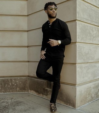 20 Jährige: Schwarze Leder Slipper kombinieren – 464 Herren Outfits: Paaren Sie ein schwarzes Langarmshirt mit einer Knopfleiste mit schwarzen Jeans für ein großartiges Wochenend-Outfit. Vervollständigen Sie Ihr Outfit mit schwarzen Leder Slippern, um Ihr Modebewusstsein zu zeigen.
