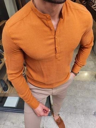 Wie braune Leder Slipper mit hellbeige Chinohose zu kombinieren – 241 Herren Outfits: Entscheiden Sie sich für ein orange Langarmshirt mit einer Knopfleiste und eine hellbeige Chinohose für einen bequemen Alltags-Look. Fühlen Sie sich ideenreich? Ergänzen Sie Ihr Outfit mit braunen Leder Slippern.