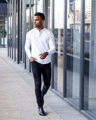 Wie Langarmshirt mit einer Knopfleiste mit Jeans zu kombinieren – 32 Frühling Herren Outfits: Kombinieren Sie ein Langarmshirt mit einer Knopfleiste mit Jeans für einen entspannten Wochenend-Look. Fühlen Sie sich mutig? Ergänzen Sie Ihr Outfit mit schwarzen Chelsea Boots aus Leder. Einfach perfekt für die Übergangszeit.