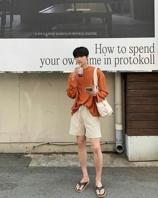 Teenager: Outfits Herren 2022: Kombinieren Sie ein orange Langarmshirt mit hellbeige Shorts für ein Alltagsoutfit, das Charakter und Persönlichkeit ausstrahlt.
