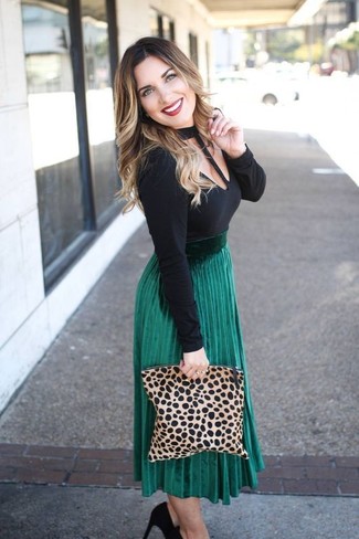 Pumps kombinieren – 500+ Herbst Damen Outfits: Perfektionieren Sie den modischen Alltags-Look mit einem schwarzen Langarmshirt mit Ausschnitten und einem grünen Midirock mit Falten. Pumps sind eine großartige Wahl, um dieses Outfit zu vervollständigen. Ein toller Übergangs-Look.