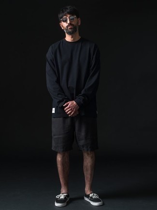 Schwarze Shorts kombinieren – 500+ Herren Outfits: Kombinieren Sie ein schwarzes Langarmshirt mit schwarzen Shorts für ein bequemes Outfit, das außerdem gut zusammen passt. Schwarze und weiße Segeltuch niedrige Sneakers sind eine perfekte Wahl, um dieses Outfit zu vervollständigen.