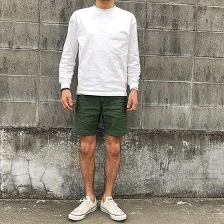 T-shirt kombinieren – 500+ Casual Sommer Herren Outfits: Kombinieren Sie ein T-shirt mit dunkelgrünen Shorts für einen bequemen Alltags-Look. Fühlen Sie sich mutig? Vervollständigen Sie Ihr Outfit mit weißen Segeltuch niedrigen Sneakers. Dieses Outfit ist im Sommer mehr wegzudenken.