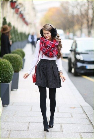 Roten Schal mit Schottenmuster kombinieren – 58 Damen Outfits: Tragen Sie ein weißes Langarmshirt zu einem roten Schal mit Schottenmuster, um ein lässiges Outfit zu erreichen. Schwarze Leder Pumps sind eine großartige Wahl, um dieses Outfit zu vervollständigen.