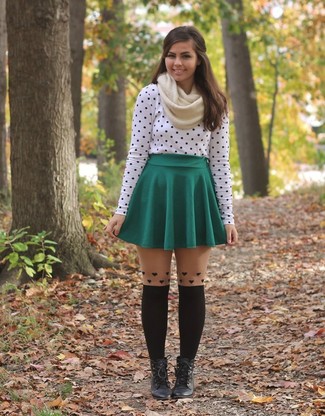 Weißes Langarmshirt kombinieren – 381 Damen Outfits: Probieren Sie diese Kombi aus einem weißen Langarmshirt und einem grünen Skaterrock für einen gepflegten Freizeit-Look. Entscheiden Sie sich für schwarzen Schnürstiefeletten aus Leder, um Ihr Modebewusstsein zu zeigen.