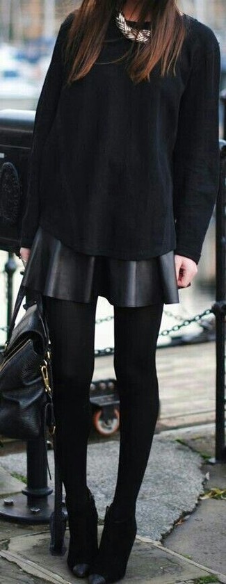 schwarzes Langarmshirt, schwarzer Skaterrock aus Leder, schwarze Wildleder Stiefeletten, schwarze Satchel-Tasche aus Leder für Damen