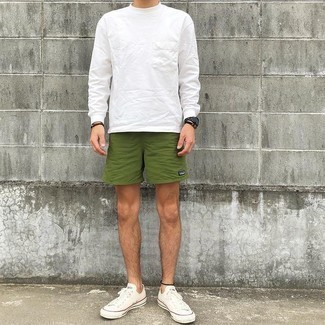 Olivgrüne Shorts kombinieren – 410 Herren Outfits: Ein weißes Langarmshirt und olivgrüne Shorts sind eine perfekte Wochenend-Kombination. Komplettieren Sie Ihr Outfit mit weißen Segeltuch niedrigen Sneakers.