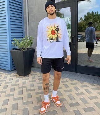 weißes bedrucktes Langarmshirt, schwarze Sportshorts, orange Leder niedrige Sneakers, schwarze Mütze für Herren