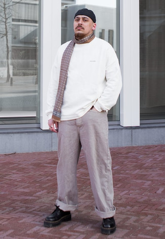 Hellbeige Schal kombinieren – 335 Herren Outfits: Für ein bequemes Couch-Outfit, erwägen Sie das Tragen von einem weißen Langarmshirt und einem hellbeige Schal. Wählen Sie schwarzen klobigen Leder Derby Schuhe, um Ihr Modebewusstsein zu zeigen.