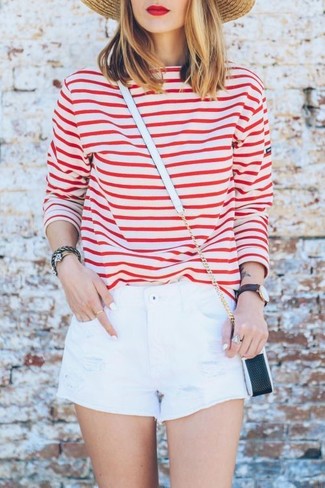 Weißes und rotes horizontal gestreiftes Langarmshirt kombinieren – 201 Damen Outfits: Tragen Sie ein weißes und rotes horizontal gestreiftes Langarmshirt und weißen Jeansshorts mit Destroyed-Effekten, um sich selbstbewusst zu fühlen und fantastisch auszusehen.