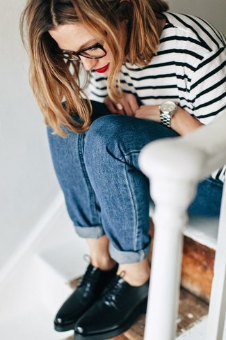 Wie Langarmshirt mit Boyfriend Jeans zu kombinieren – 35 Damen Outfits warm Wetter: Vereinigen Sie ein Langarmshirt mit Boyfriend Jeans, um einen hübschen lockeren Trend-Look zu erreichen. Fühlen Sie sich ideenreich? Entscheiden Sie sich für schwarzen Leder Oxford Schuhe.