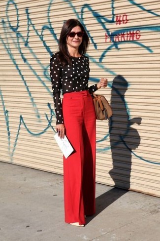 Rote Sonnenbrille kombinieren – 123 Damen Outfits: Diese Kombi aus einem schwarzen und weißen gepunkteten Langarmshirt und einer roten Sonnenbrille ist eine komfortable Wahl, um Besorgungen in der Stadt zu erledigen. Vervollständigen Sie Ihr Look mit weißen Leder Pumps.